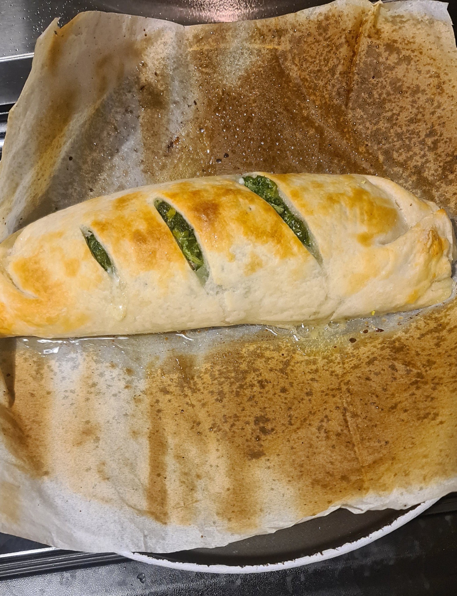 Rotolo appena cotto sul piatto Crisp