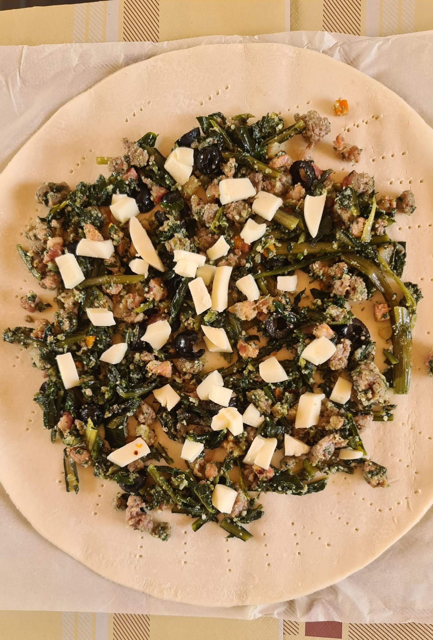 Pasta sfoglia aperta con scarola, pancetta, olive e formaggio filante